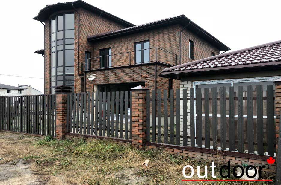 Забор в частном жилом доме Забор в частном жилом доме