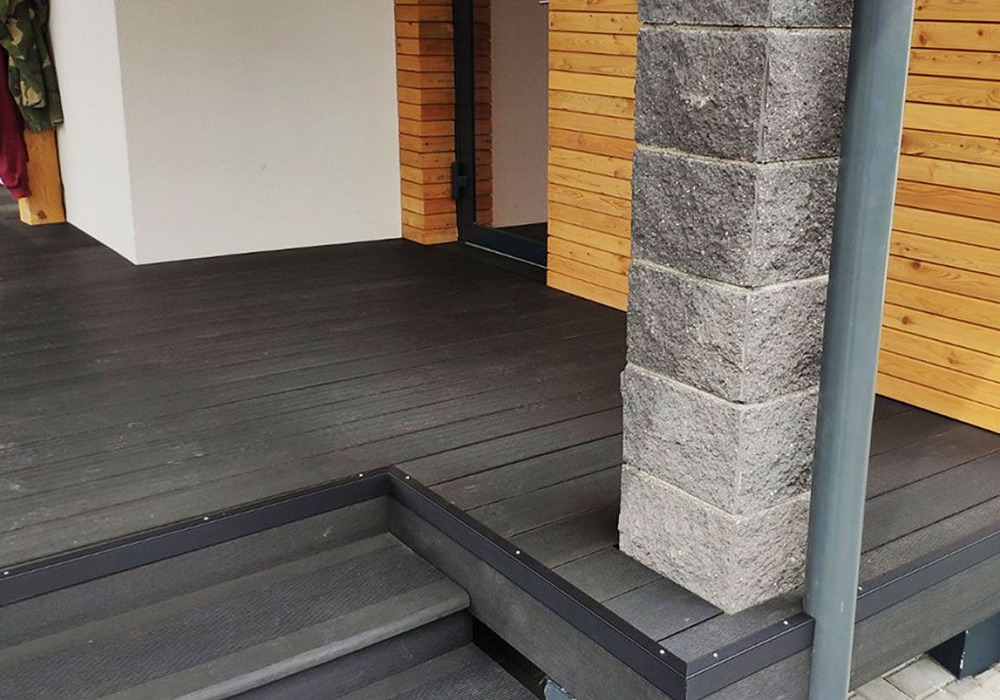 Терраса со ступенями в черном цвете. Терраса со ступенями в черном цвете.