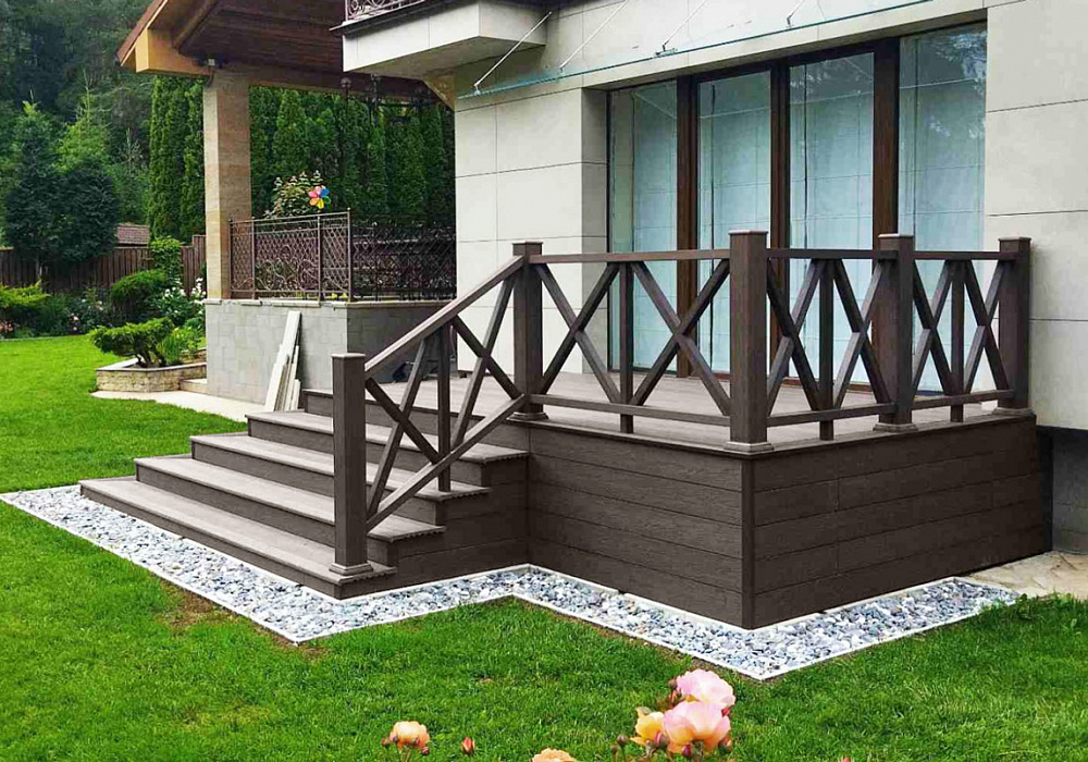 Терраса со ступенями и ограждениями Терраса со ступенями и ограждениями