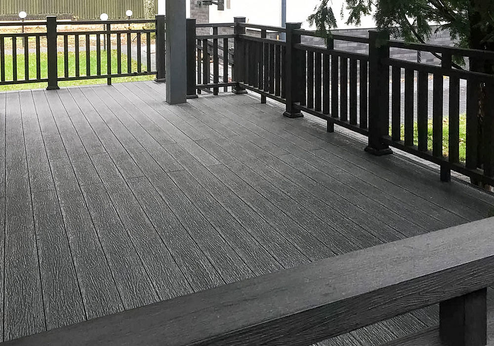 Террасы со ступенями и ограждениями в загородном доме Террасы со ступенями и ограждениями в загородном доме