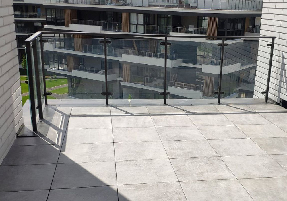 Террасный настил из керамогранита и регулируемых опор на эксплуатируемой кровле Террасный настил из керамогранита и регулируемых опор на эксплуатируемой кровле