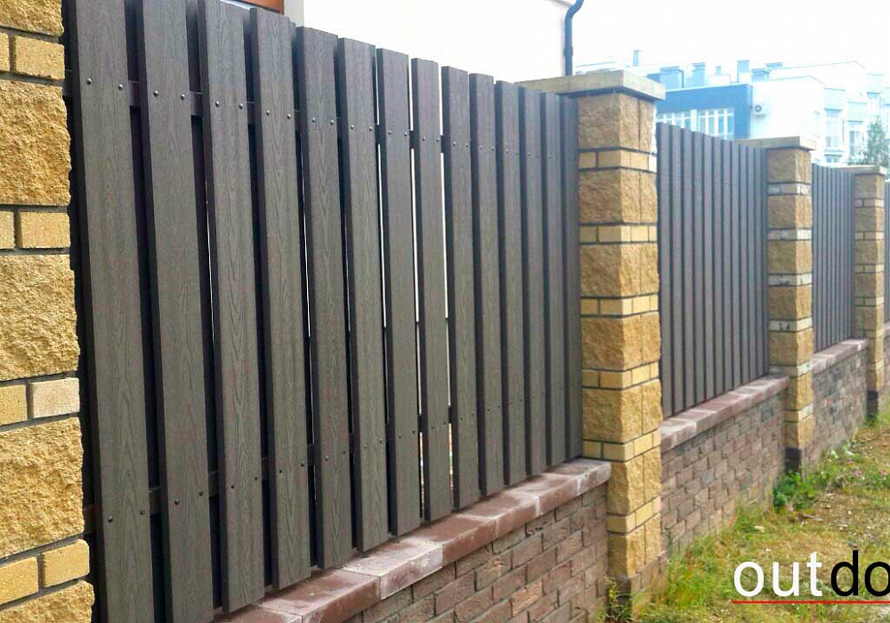 Забор с калиткой и воротами жилого дома Забор с калиткой и воротами жилого дома