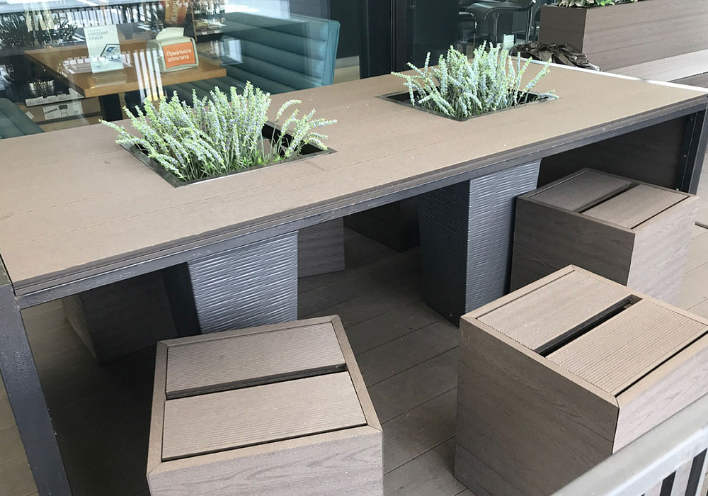 Летняя зона кафе с применением террасной и заборной доски ДПК. Летняя зона кафе с применением террасной и заборной доски ДПК.