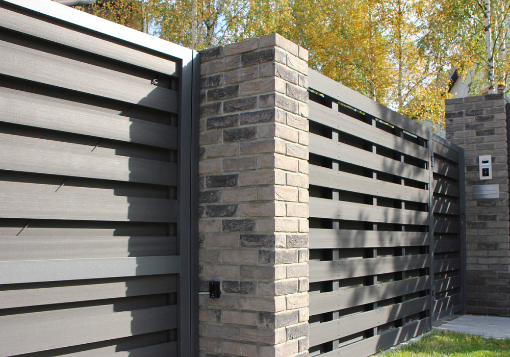 Забор с воротами и калиткой на загородном участке Забор с воротами и калиткой на загородном участке