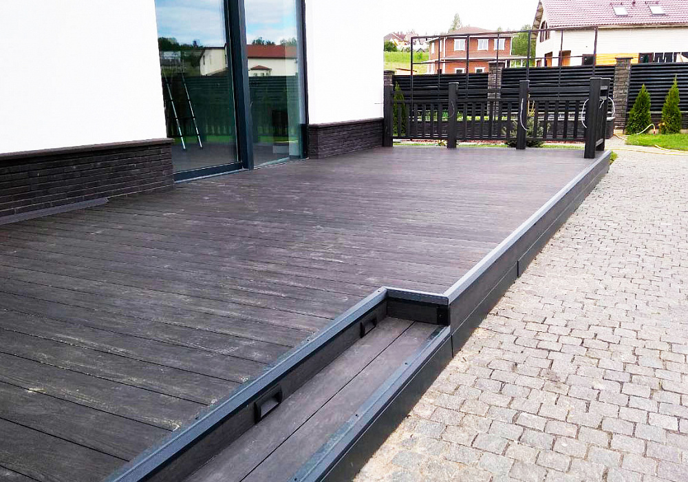 Входная группа дома на регулируемых опорах. Входная группа дома на регулируемых опорах.