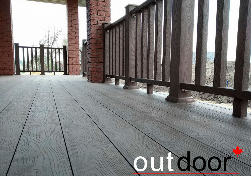 Терраса с ограждениями из ДПК на крыльце загородного дома Терраса с ограждениями из ДПК на крыльце загородного дома