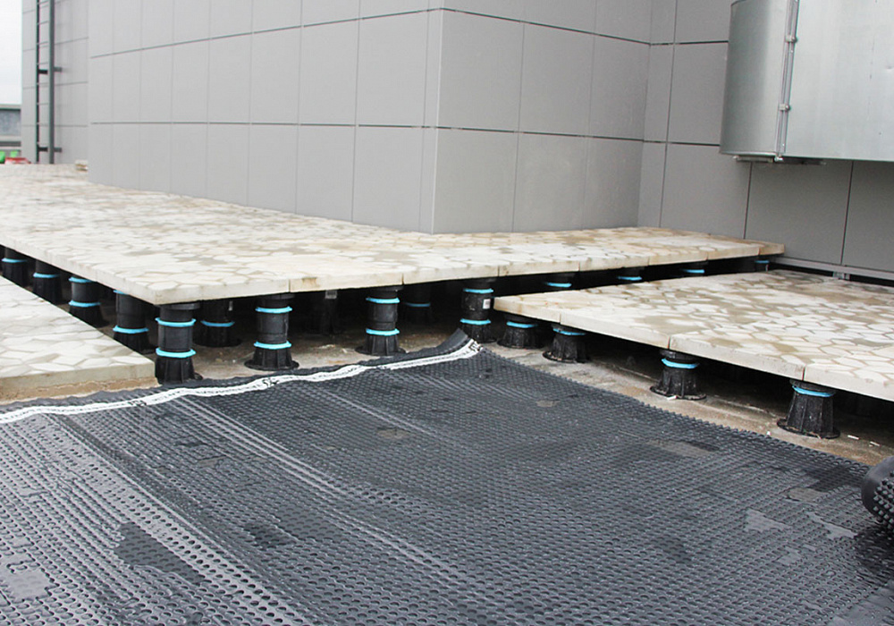 Настил на регулируемых опорах Kronex на крыше бизнес-центра. Настил на регулируемых опорах Kronex на крыше бизнес-центра.