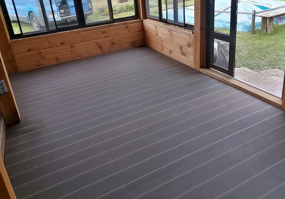 Настил из ДПК на крытой террасе Настил из ДПК на крытой террасе