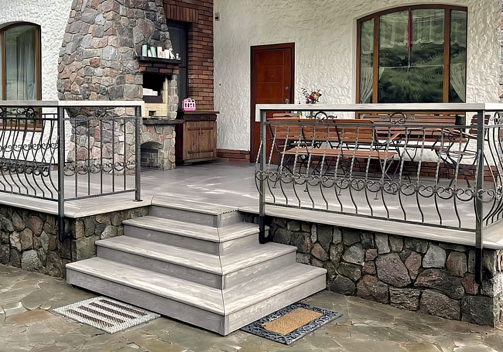 Терраса из керамогранита и ДПК в загородном доме Терраса из керамогранита и ДПК в загородном доме