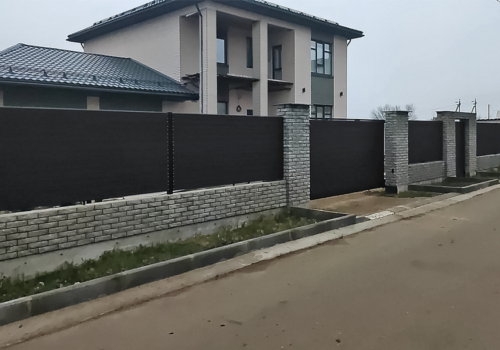 Забор ДПК на территории частного дома Забор ДПК на территории частного дома