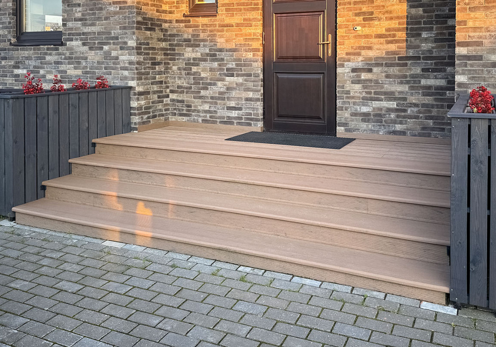 Терраса дома-шале в загородном клубе Терраса дома-шале в загородном клубе