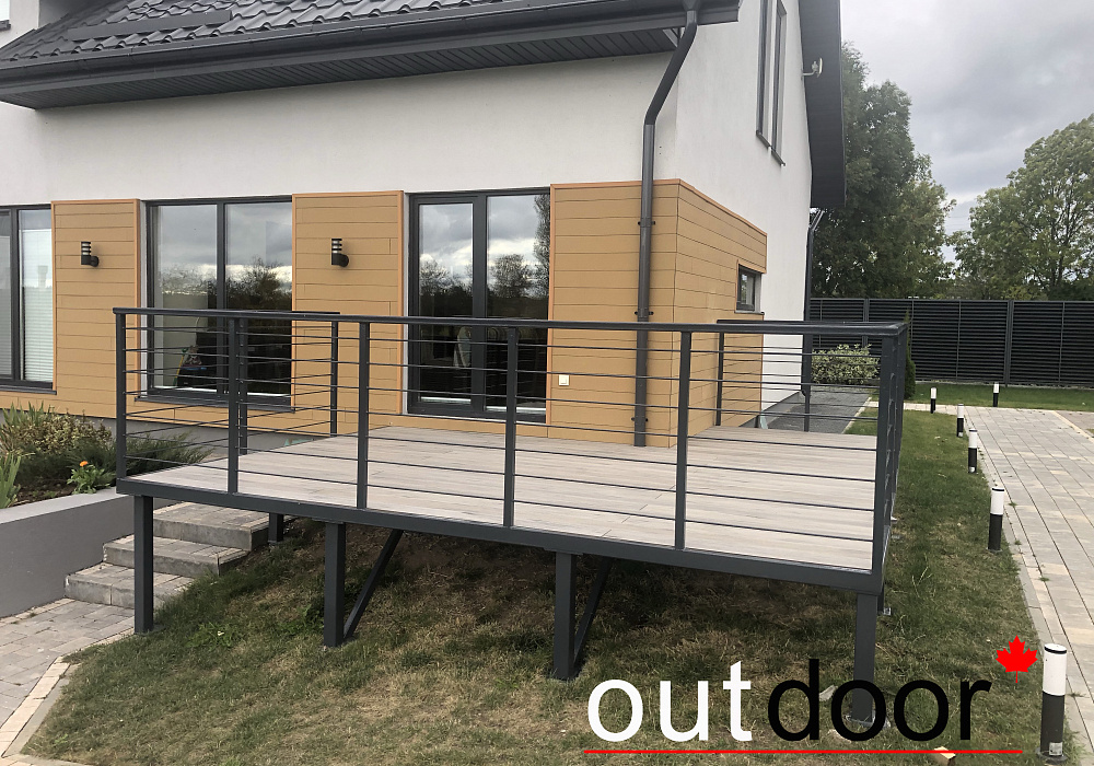 Терраса из ДПК на территории загородного дома Терраса из ДПК на территории загородного дома