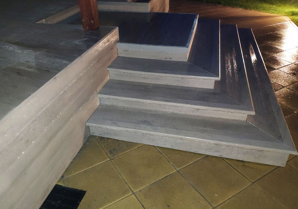 Терраса в светлых тонах со ступенями из ДПК Outdoor Терраса в светлых тонах со ступенями из ДПК Outdoor