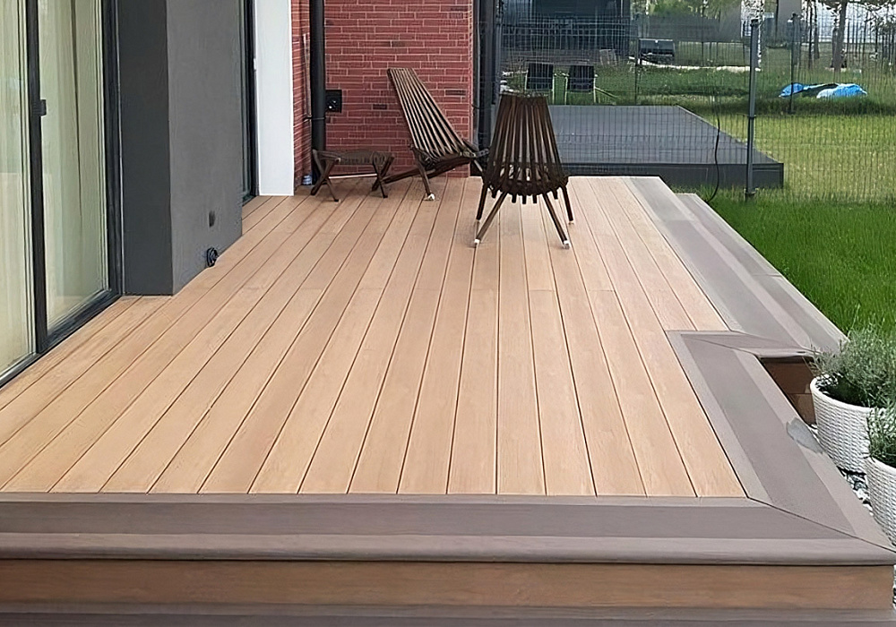 Терраса со ступенями в жилом комплексе Терраса со ступенями в жилом комплексе