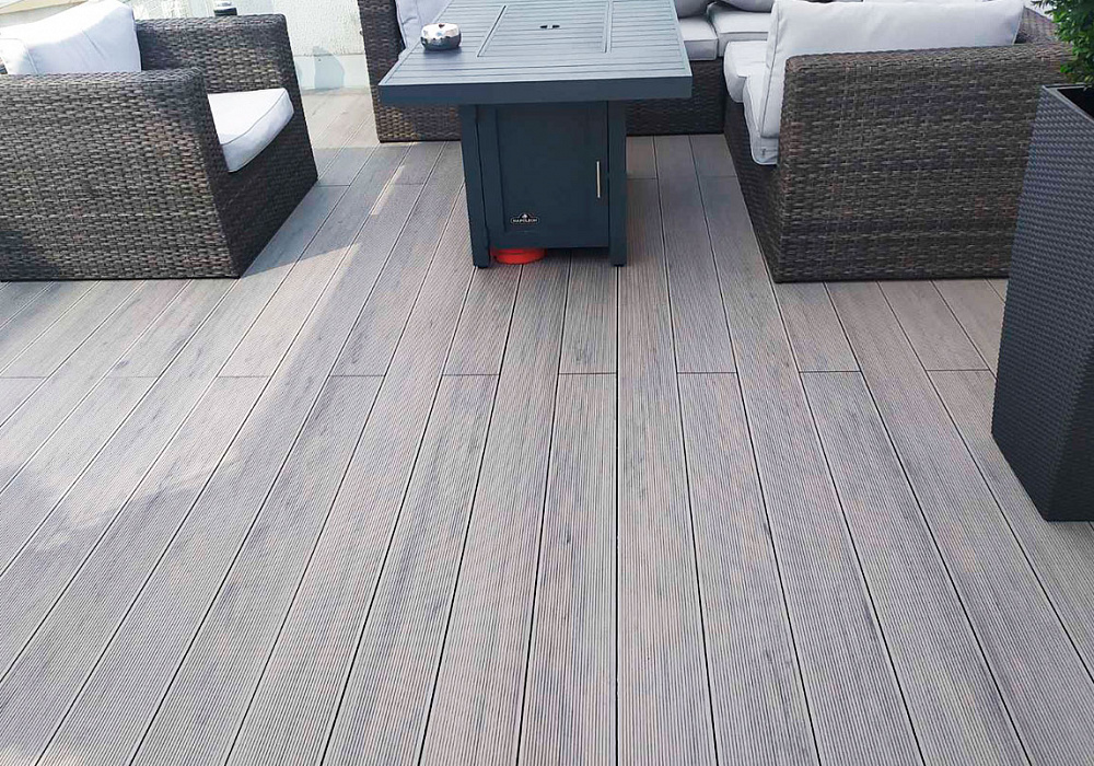 Настил из террасной доски на открытом балконе высотного дома. Настил из террасной доски на открытом балконе высотного дома.