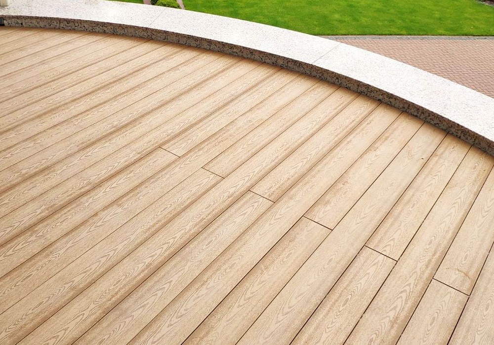 Терраса на регулируемых опорах на эксплуатируемой кровле частного дома. Терраса на регулируемых опорах на эксплуатируемой кровле частного дома.