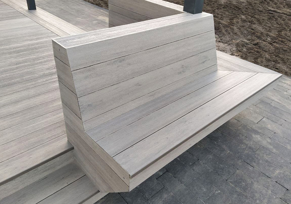 Терраса со ступенями и скамейками в частном доме Терраса со ступенями и скамейками в частном доме