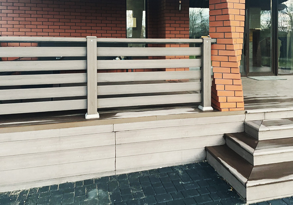 Терраса с ограждениями и ступенями ДПК Терраса с ограждениями и ступенями ДПК