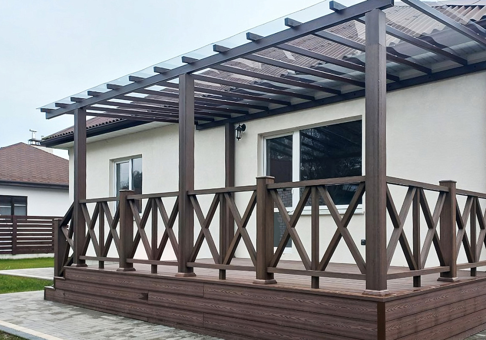 Терраса частного дома с ограждениями и ступенями Терраса частного дома с ограждениями и ступенями