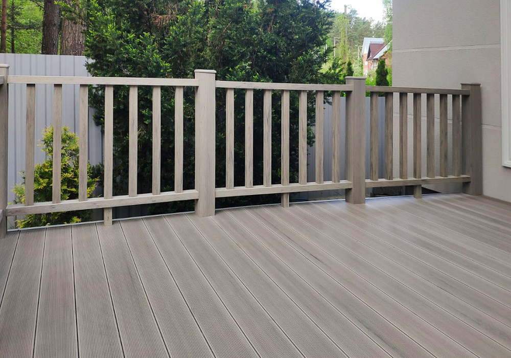 Терраса с ограждениями на дачном участке Терраса с ограждениями на дачном участке
