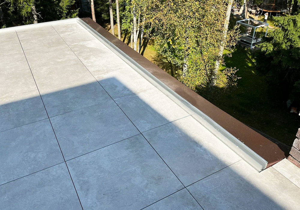 Настил из керамогранита на регулируемых опорах Настил из керамогранита на регулируемых опорах