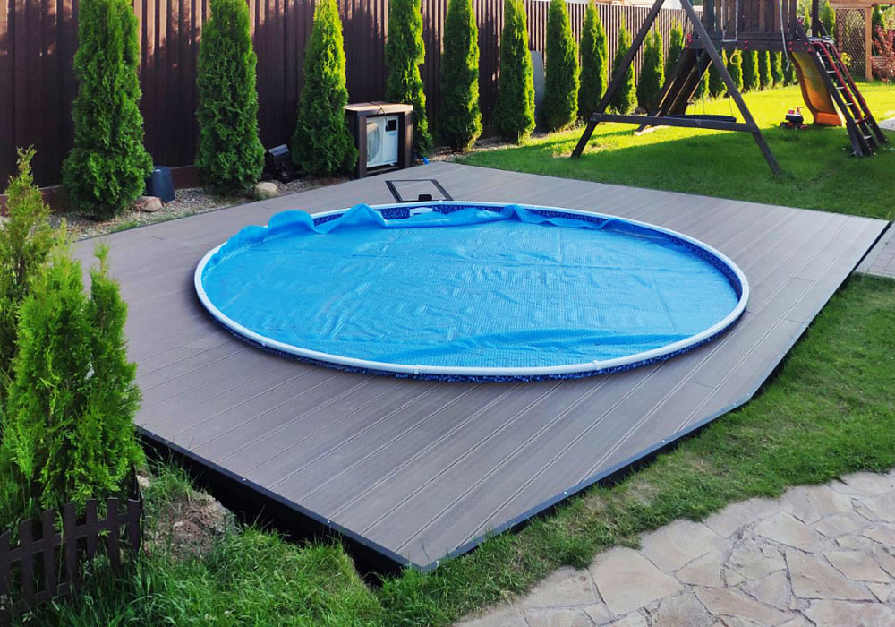 Площадка у бассейна на загородном участке Площадка у бассейна на загородном участке