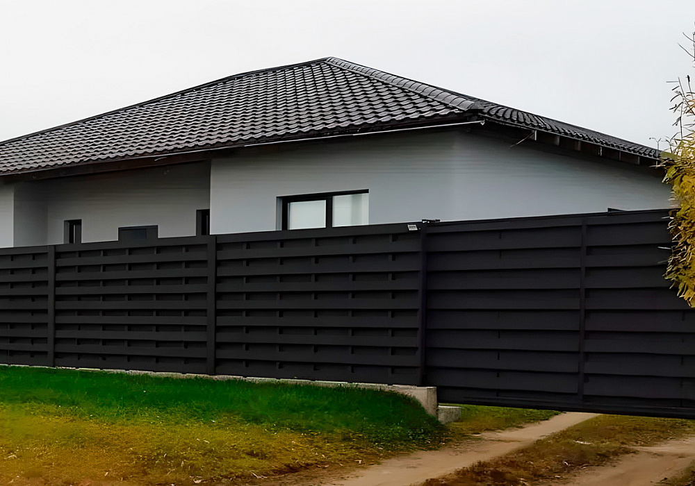 Забор из ДПК на участке дома Забор из ДПК на участке дома