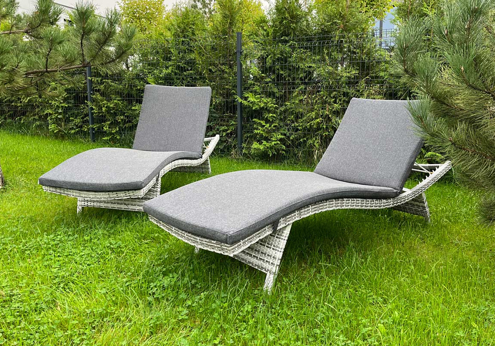 Шезлонги из ротанга на садовом участке Шезлонги из ротанга на садовом участке