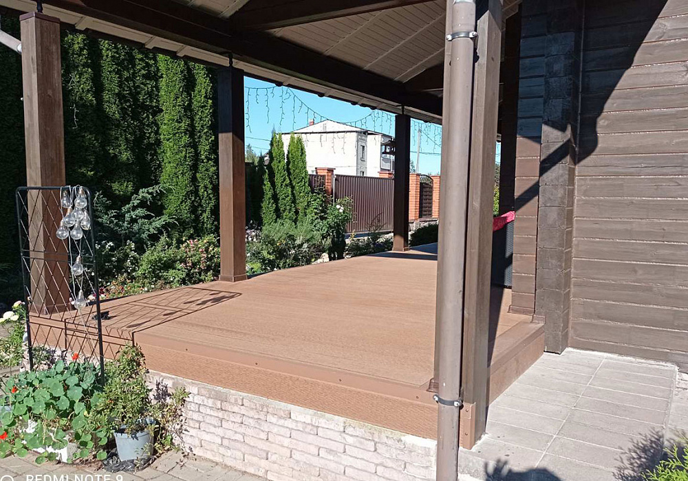 Крытая терраса в коричневых тонах в Хатежино Крытая терраса в коричневых тонах в Хатежино