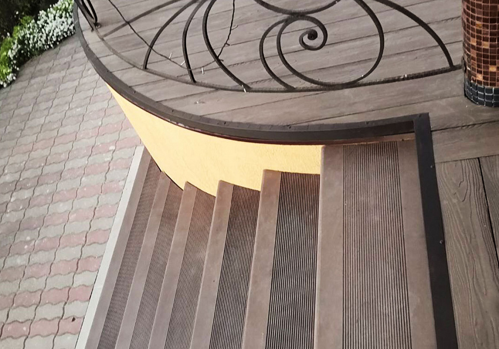 Террасная доска и ступени на крыльце дома. Террасная доска и ступени на крыльце дома.