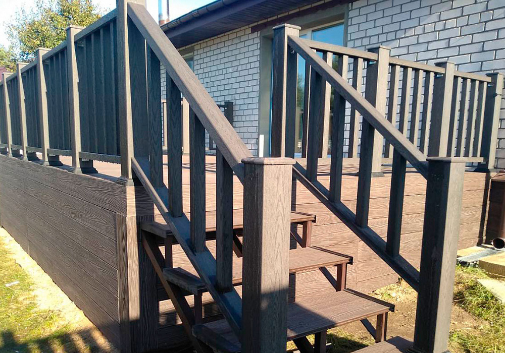 Ограждение ДПК темно-коричневого цвета для открытой террасы загородного дома. Ограждение ДПК темно-коричневого цвета для открытой террасы загородного дома.