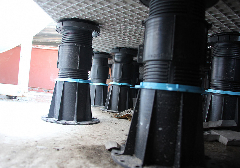 Настил на эксплуатируемой кровле с применением регулируемых опор Kronex. Настил на эксплуатируемой кровле с применением регулируемых опор Kronex.