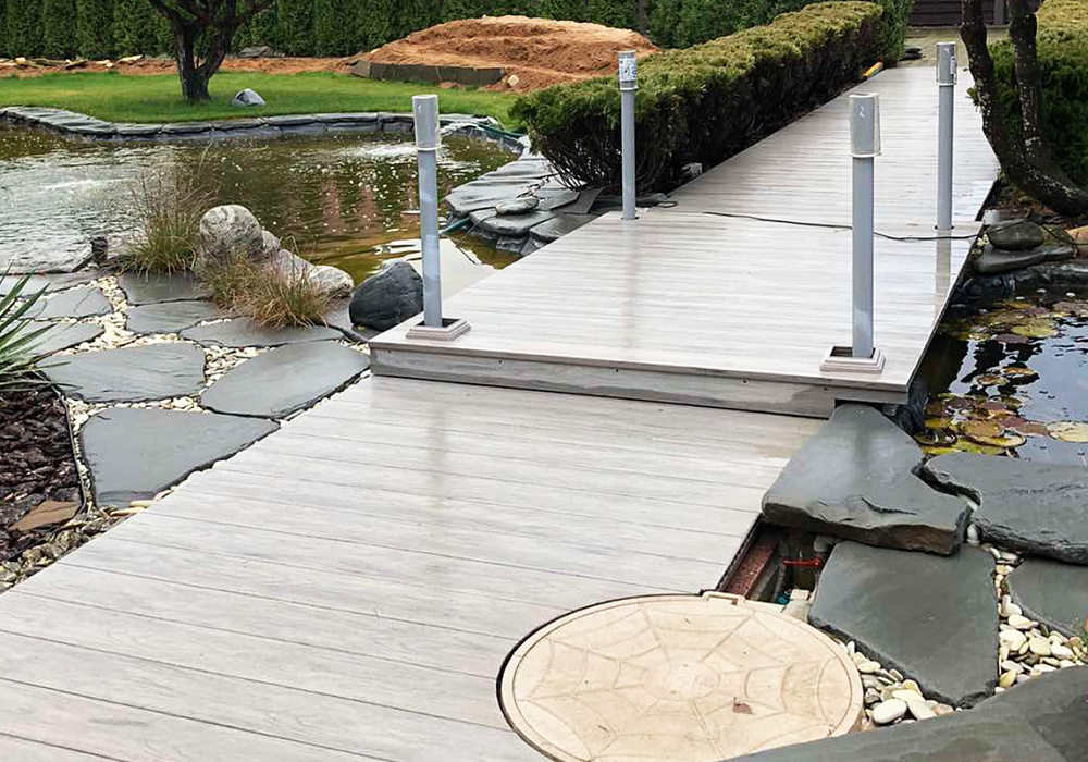 Мост через пруд во дворе частного дома Мост через пруд во дворе частного дома