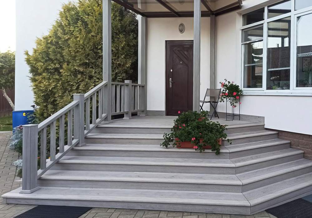 Крыльцо со ступенями и ограждениями Крыльцо со ступенями и ограждениями