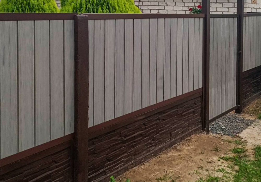 Забор из ДПК на загородном участке Забор из ДПК на загородном участке