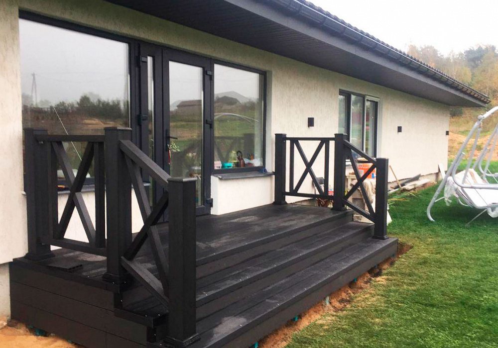 Крыльцо частного дома с террасой, ступенями и ограждениями из ДПК Outdoor Крыльцо частного дома с террасой, ступенями и ограждениями из ДПК Outdoor