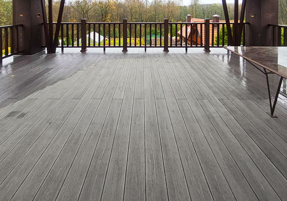 Терраса с ограждениями из ДПК Терраса с ограждениями из ДПК