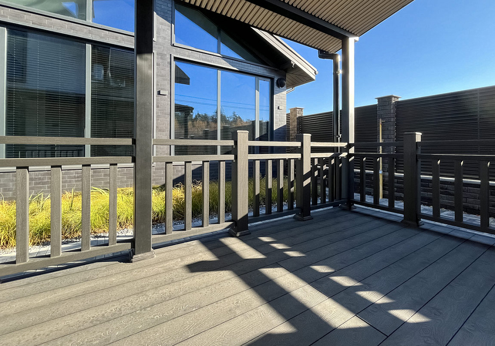 Террасы с ограждениями и ступенями Террасы с ограждениями и ступенями