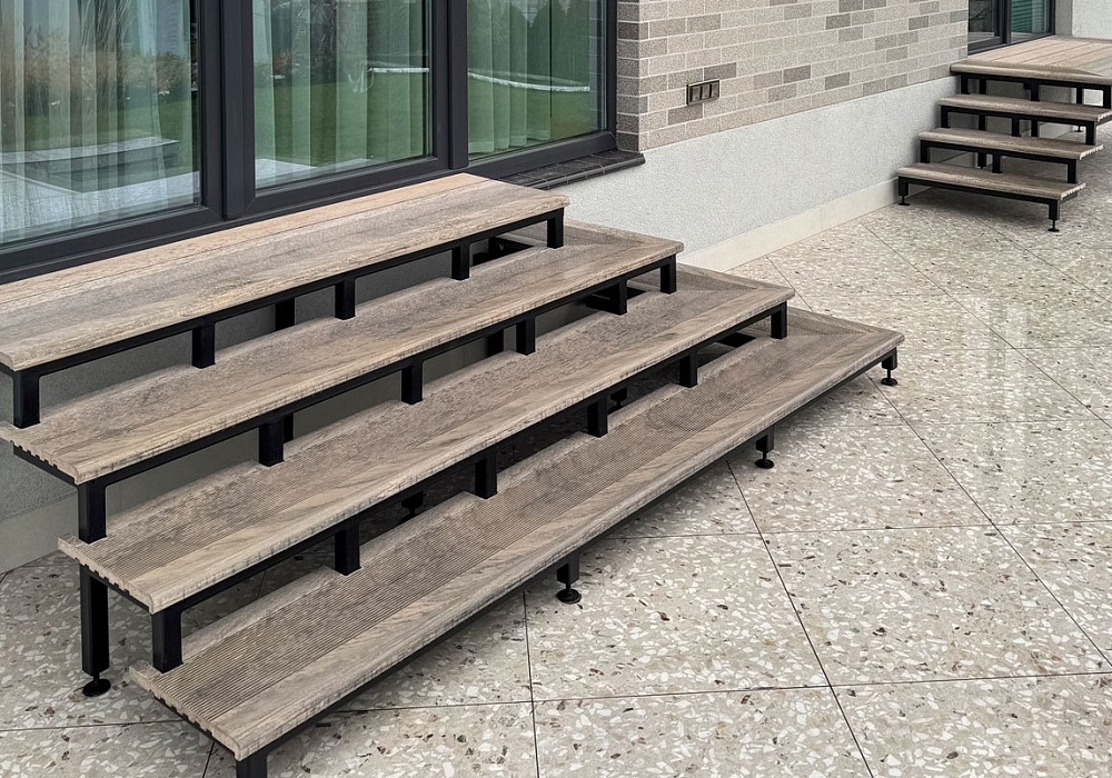 Два крыльца со ступенями в частном доме Два крыльца со ступенями в частном доме