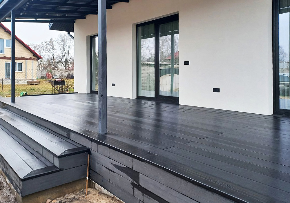 Терраса частного дома в черном цвете Терраса частного дома в черном цвете