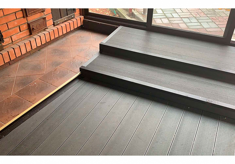 Напольное покрытие со ступенями, забор, крыльцо и ограждение в частном доме. Напольное покрытие со ступенями, забор, крыльцо и ограждение в частном доме.