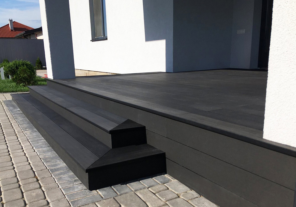 Терраса и крыльцо из ДПК в загородном доме Терраса и крыльцо из ДПК в загородном доме