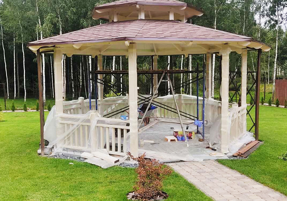 Ограждения для беседки в светлых тонах. Ограждения для беседки в светлых тонах.