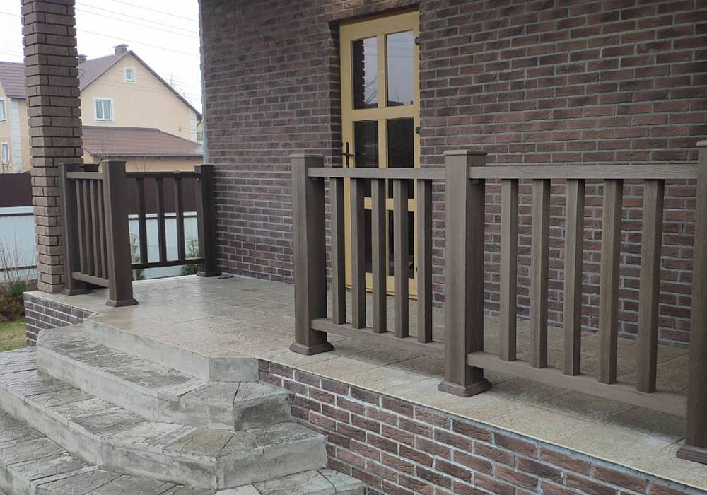 Ограждение входной группы жилого дома из ДПК Ограждение входной группы жилого дома из ДПК