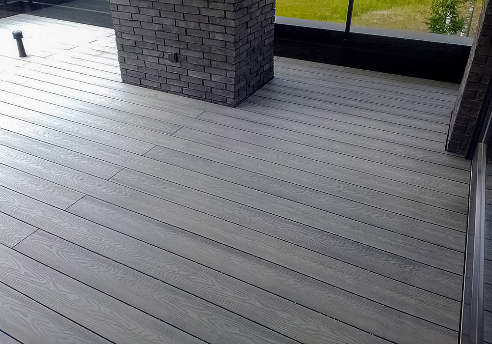 Терраса загородного дома на регулируемых опорах Терраса загородного дома на регулируемых опорах