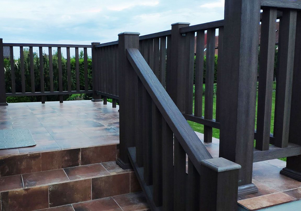 Ограждения в классическом стиле на крыльце частного дома в д.Шубники Ограждения в классическом стиле на крыльце частного дома в д.Шубники