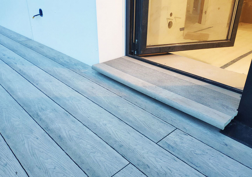 Терраса на регулируемых опорах в комплексе "Зеленая гавань". Терраса на регулируемых опорах в комплексе "Зеленая гавань".