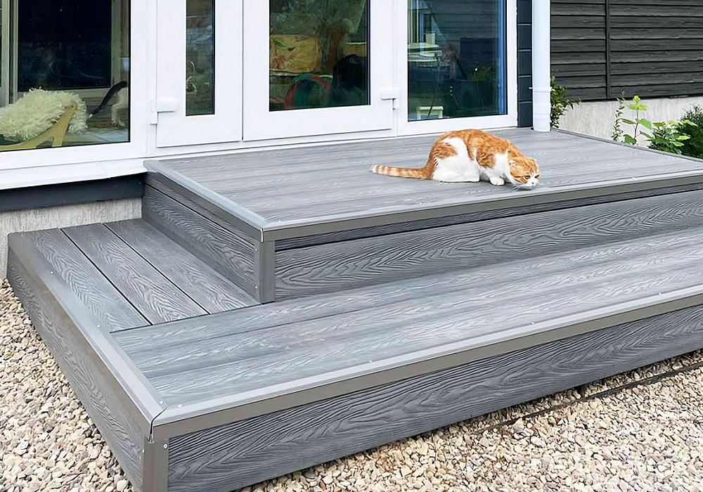 Крыльцо загородного дома в цвете графит Крыльцо загородного дома в цвете графит