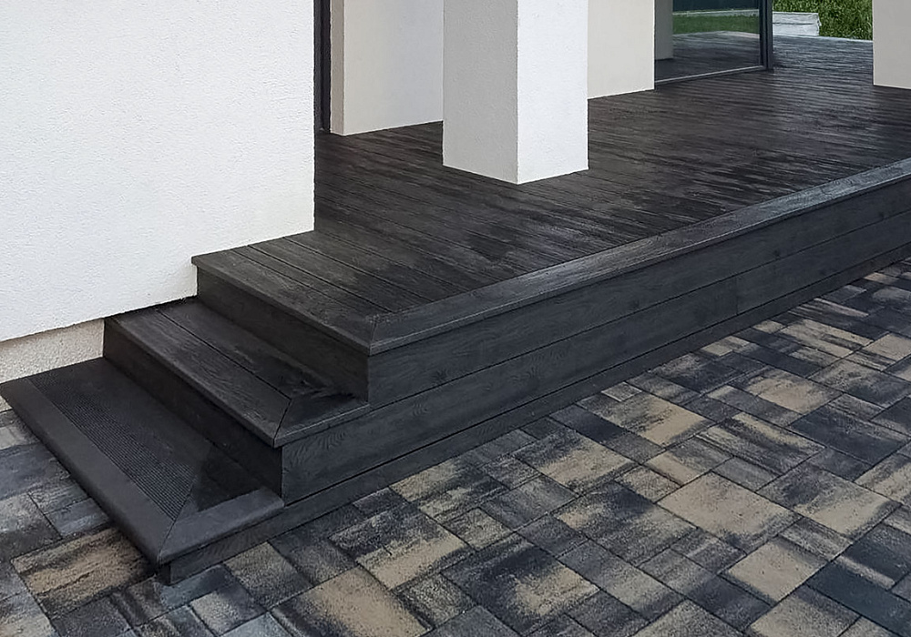 Терраса частного дома со ступенями Терраса частного дома со ступенями