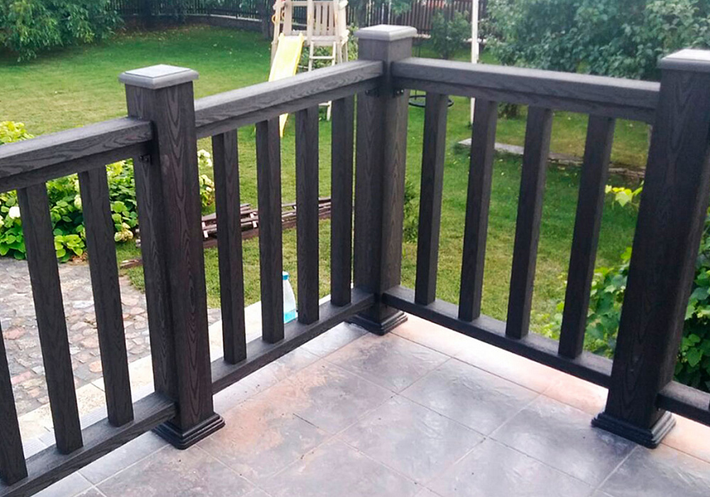 Ограждения входной группы жилого дома из ДПК серии "Классик" Ограждения входной группы жилого дома из ДПК серии "Классик"